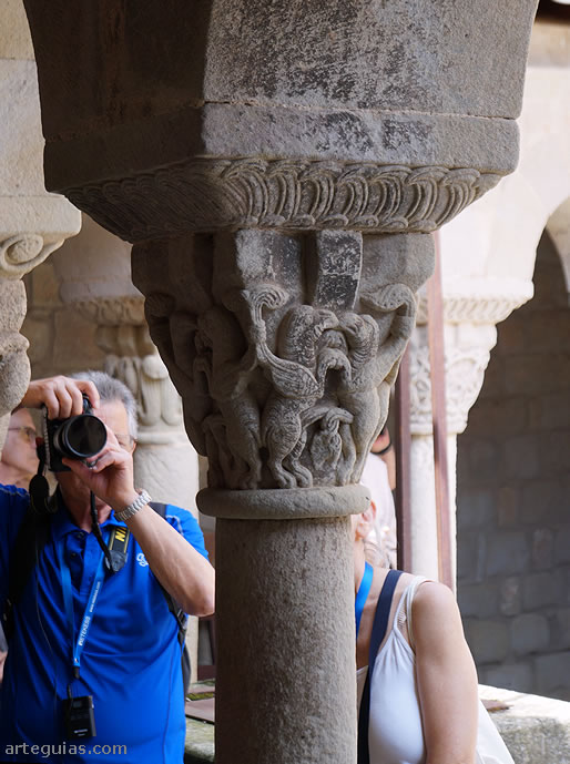 Visitando el claustro de Santa María de Lluçá