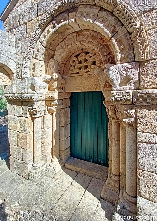 Puerta rom&aacute;nica de S&atilde;o Pedro das &Aacute;guias