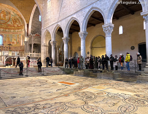 Admirando los mosiacos paleocristianos de la Bas&iacute;lica de Aquilea