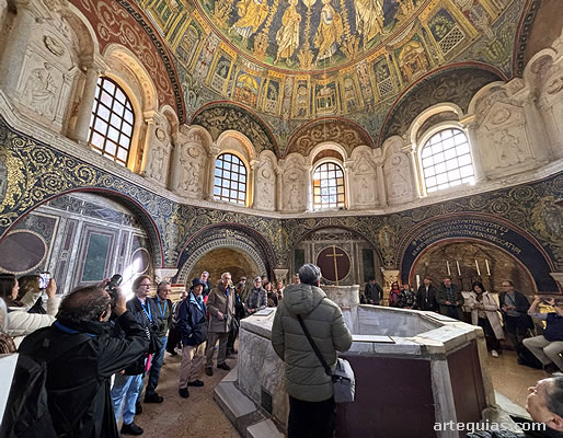 Explicaciones en el Baptisterio de los Ortodoxos