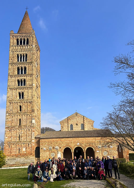Foto de grupo en la Abad&iacute;a de Pomposa