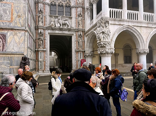 Comenzando la visita a la Bas&iacute;lica de San Marcos de Venecia