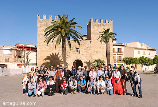 S&aacute;bado por la ma&ntilde;ana: paseo por el casco antiguo de Alcudia y su recinto amurallado