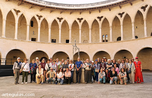 Luego, uno de los platos fuertes del viaje: el Castillo de Bellver, que nos maravill&oacute; por su singular arquitectura, por sus colecciones muse&iacute;sticas y por sus vistas de la Bah&iacute;a de Palma.