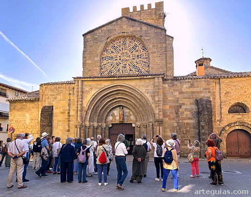 Delante de la fachada de Santiago de Sangüesa