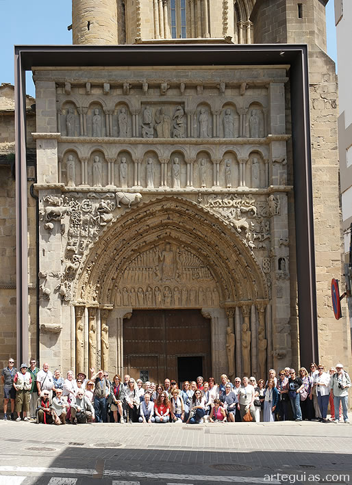 Foto de familia delante de de la portda de Santa María la Real de Sangüesa