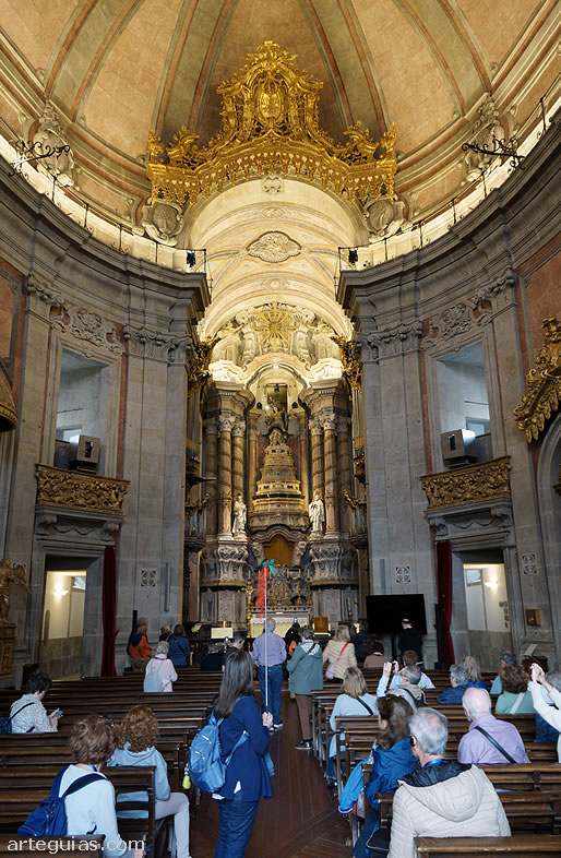 En el Interior de la iglesia de Los Cl&eacute;rigos