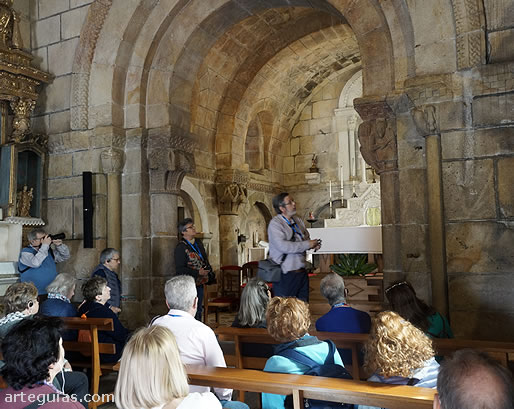 Explicaciones en la cabecera de la iglesia de San Crist&oacute;bal de Rio Mau