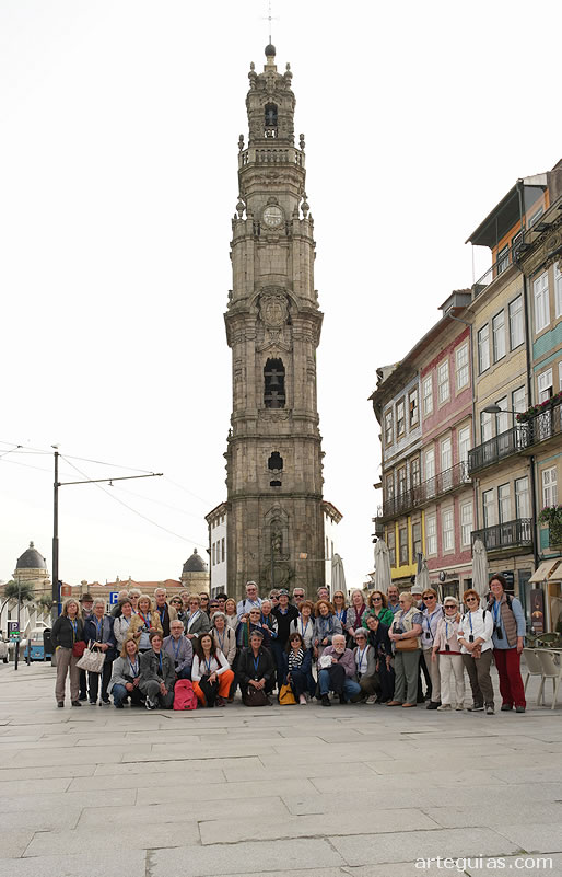 Foto de grupo junto a la iglesia de Los Cl&eacute;rigos de Oporto y su famoso campanario