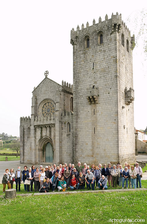 El grupo posando ante la monumental  iglesia del Monasterio de Le&ccedil;a do Balio
