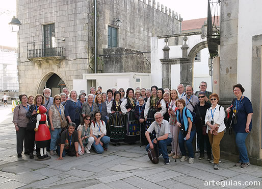 Foto de familia junto a mujeres con sus trajes t&iacute;picos de Viana do Castelo