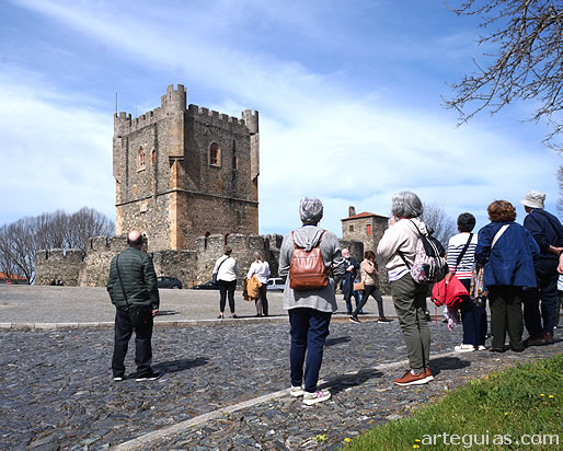 Admirando la estampa del castillo de Braganza