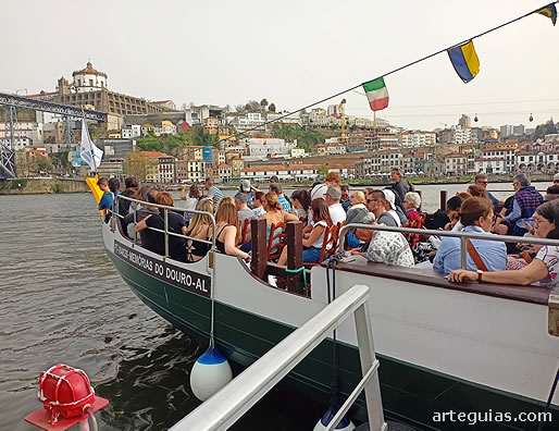 El barco que nos condujo por el r&iacute;o Duero y sus seis puentes