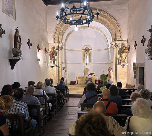 Interior de la iglesia rom&aacute;nica de Priorio