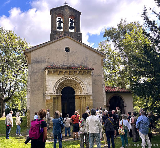 Llegada a la iglesia rom&aacute;nica de San Esteban de Sograndio