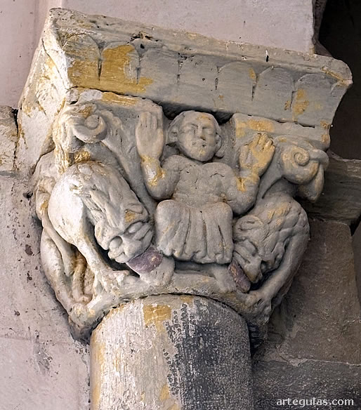 Capitel del arco triunfal de Santa Mar&iacute;a de Hoyos