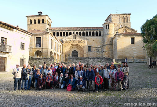 S&aacute;bado a primera hora de la ma&ntilde;ana: foto de familia en Santillana del Mar