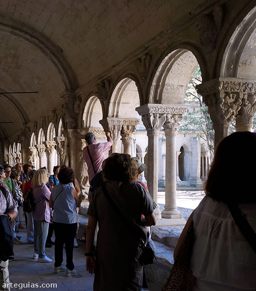 Explicaciones en el magnífico claustro de San Trófimo de Arlés