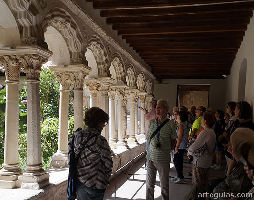 Recorriendo el coqueto claustro románico catedralicio