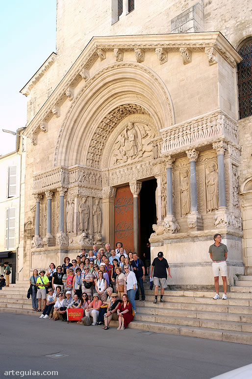 Posando en la fachada de la catedral de San Trófimo de Arlés