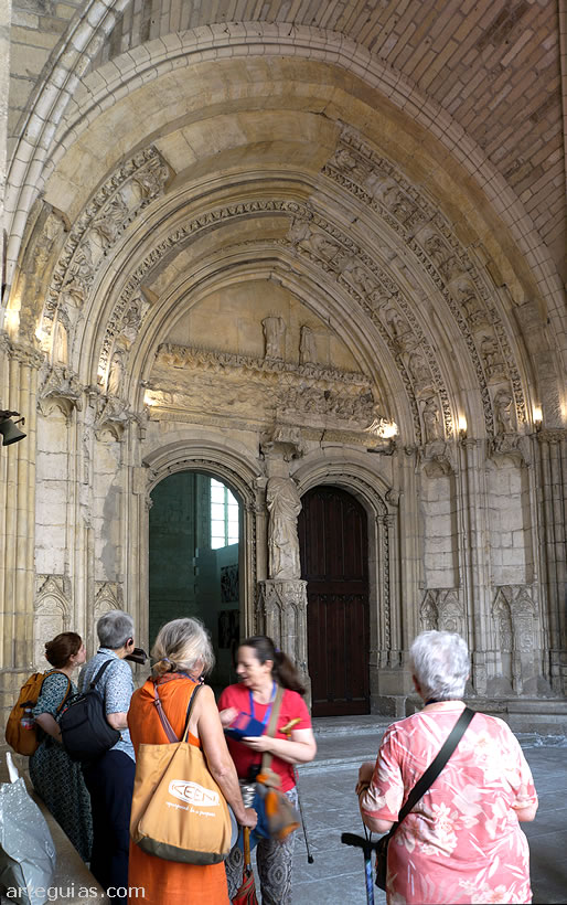 Puerta g&oacute;tica de la iglesia