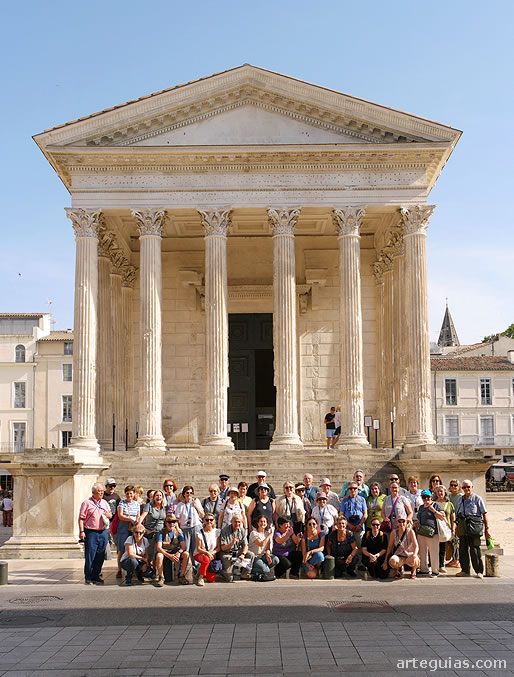 Foto de familia delante de la Masion Carre&eacute; de Nimes