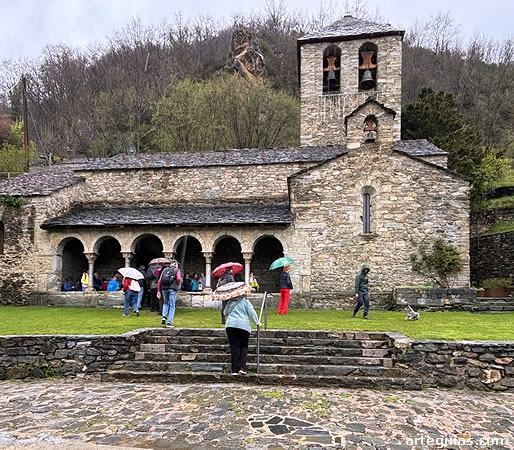 Llegada de nuestro grupo a la iglesia rom&aacute;nica de Queralbs