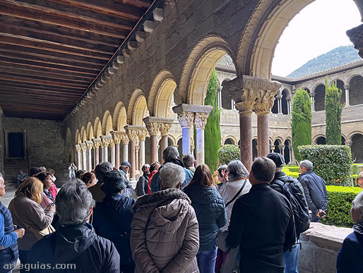 Visita al claustro del Monasterio de Ripoll
