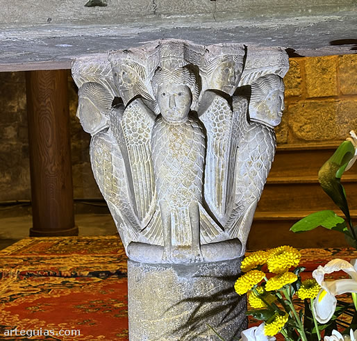 Capitel rom&aacute;nico en el altar de Santa Mar&iacute;a de Campodr&oacute;n