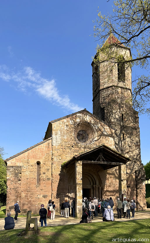 Llegada al monasterio de Sant Pere de Sant Joan les Fonts