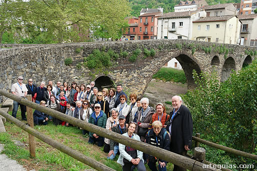 En el puente medieval de Sant Joan les Fonts