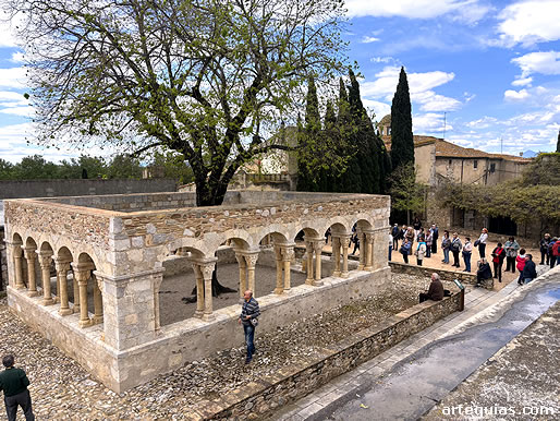 Visita del domingo al claustro de Peralada