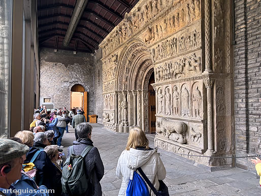 Admirando la portada de la iglesia abacial de Ripoll