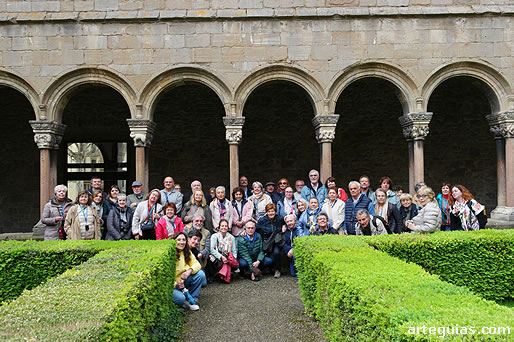 Foto de familia en el claustro de Santa Mar&iacute;a de Ripoll