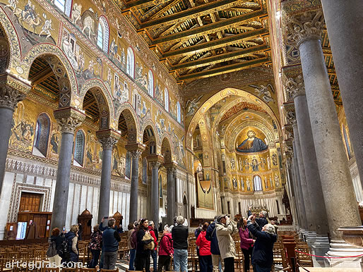 Jueves por la ma&ntilde;ana: en la grandiosa catedral de Monreale, una de las joyas del arte occidental de todos los tiempos.