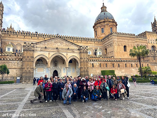 Antes de la comida posamos delante de la Catedral de Palermo.