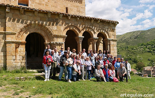 Foto de familia ante la ermita de San Crist&oacute;bal de Canales de la Sierra