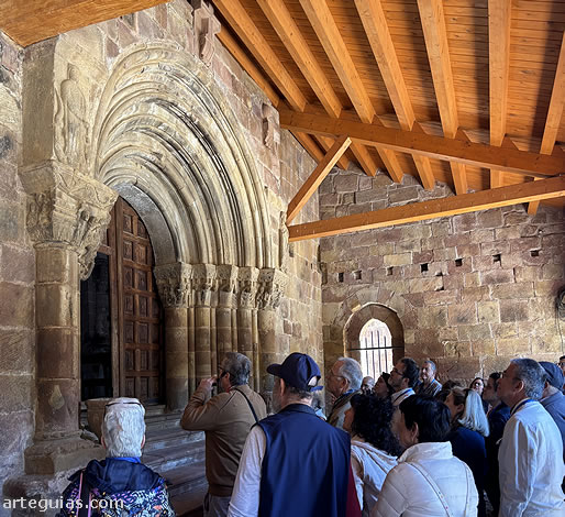 Explicaciones en la portada de Pineda de la Sierra