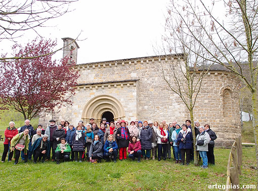 El grupo posando ante la Ermita de Santiago de Itxasperri