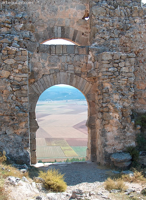 Arco califal en la alcazaba de Gormaz