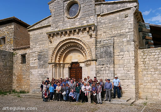 Domingo por la tarde: foto de familia junto a la iglesia mitad prerrom&aacute;nica y mitad rom&aacute;nica de Wamba.