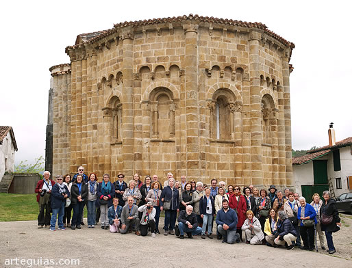 Foto de familia ante San Lorenzo de Vallejo de Mena