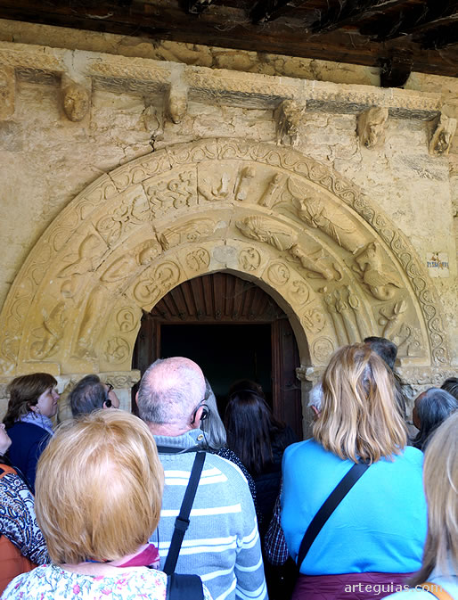 Admirando la puerta de Almendres