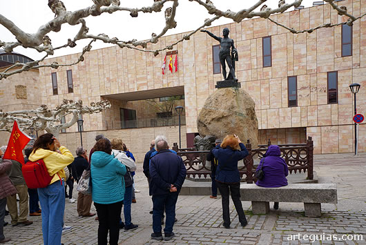 Ante la estatua de Viriato