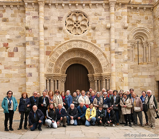 Fotograf&iacute;a de grupo ante la iglesia de San Juan de Puerta Nueva