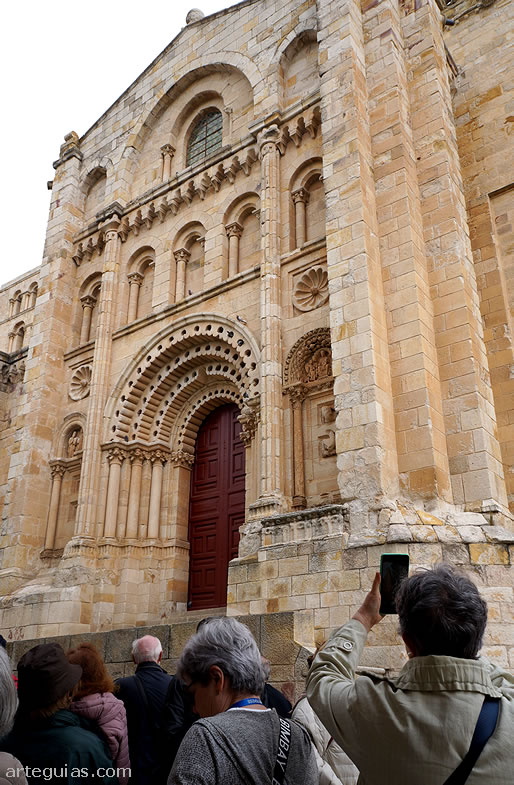 En la Puerta del Obispo de la Catedral de Zamora