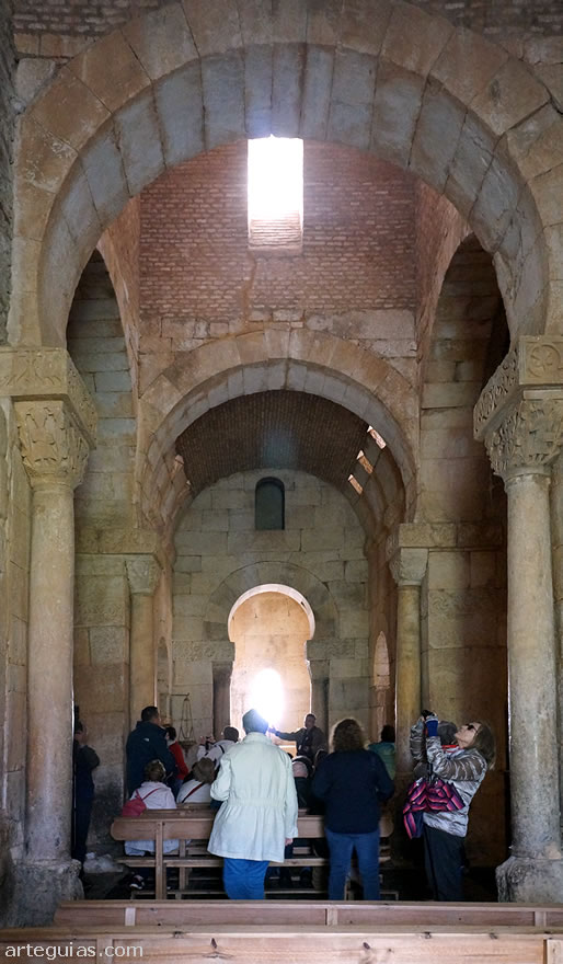 En el interior de San Pedro de la Nave