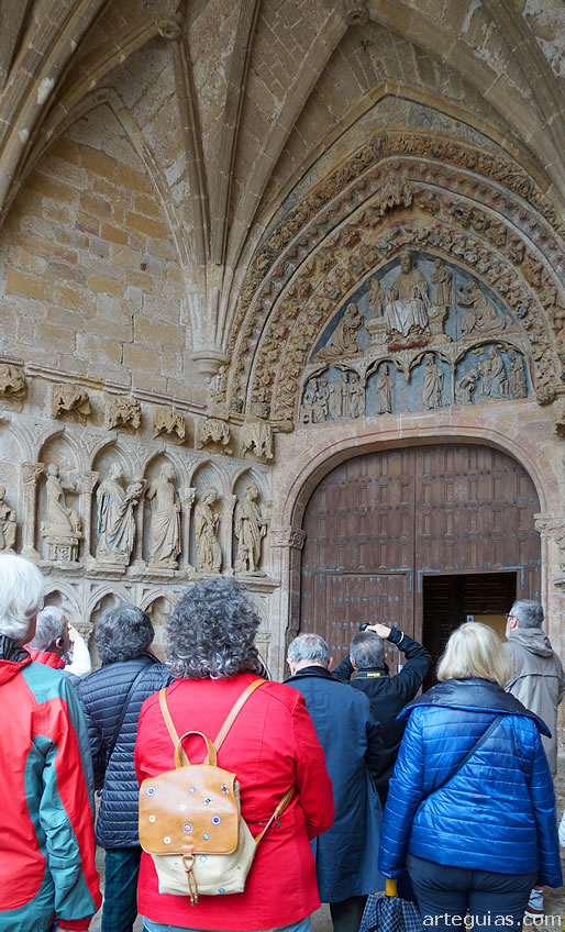 Explicaciones ante la portada de la iglesia de la Hiniesta