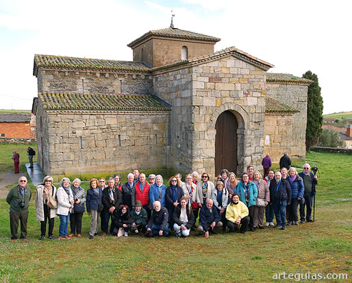 Foto de familia ante la m&iacute;tica iglesia de San Pedro de la Nave de Zamora