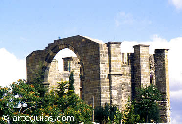 Cabecer g&oacute;tica de las ruinas pertenecientes a la antigua iglesia de Santa Mar&iacute;a de Atienza, En Huete, Cuenca